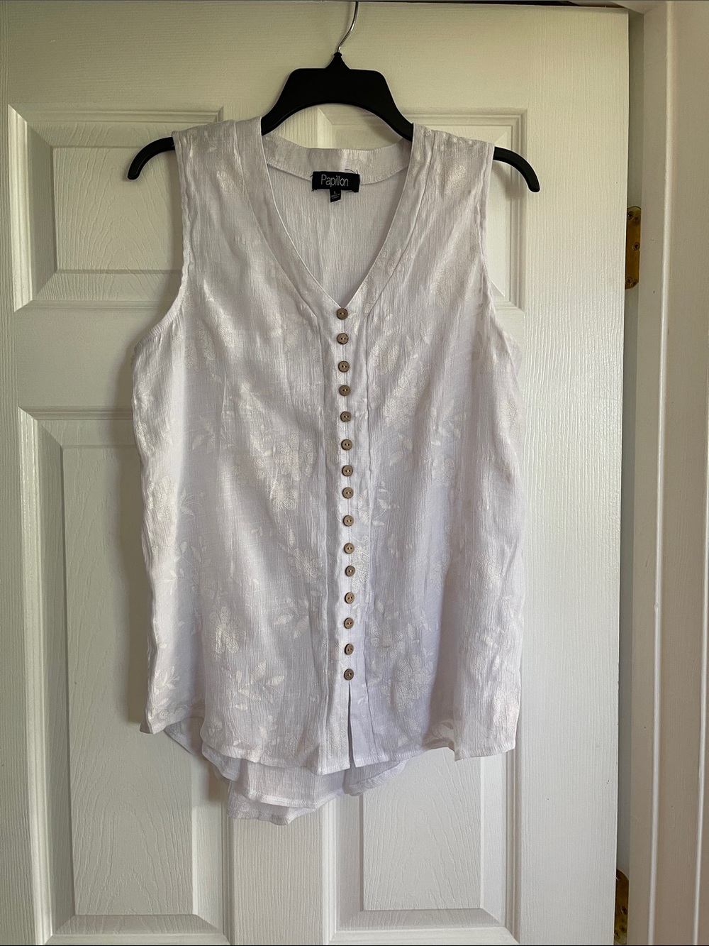 Papillon Blanc White V-Neck Sleeveless Button-Front Camisole